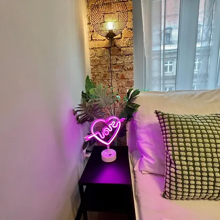 I Apartment *